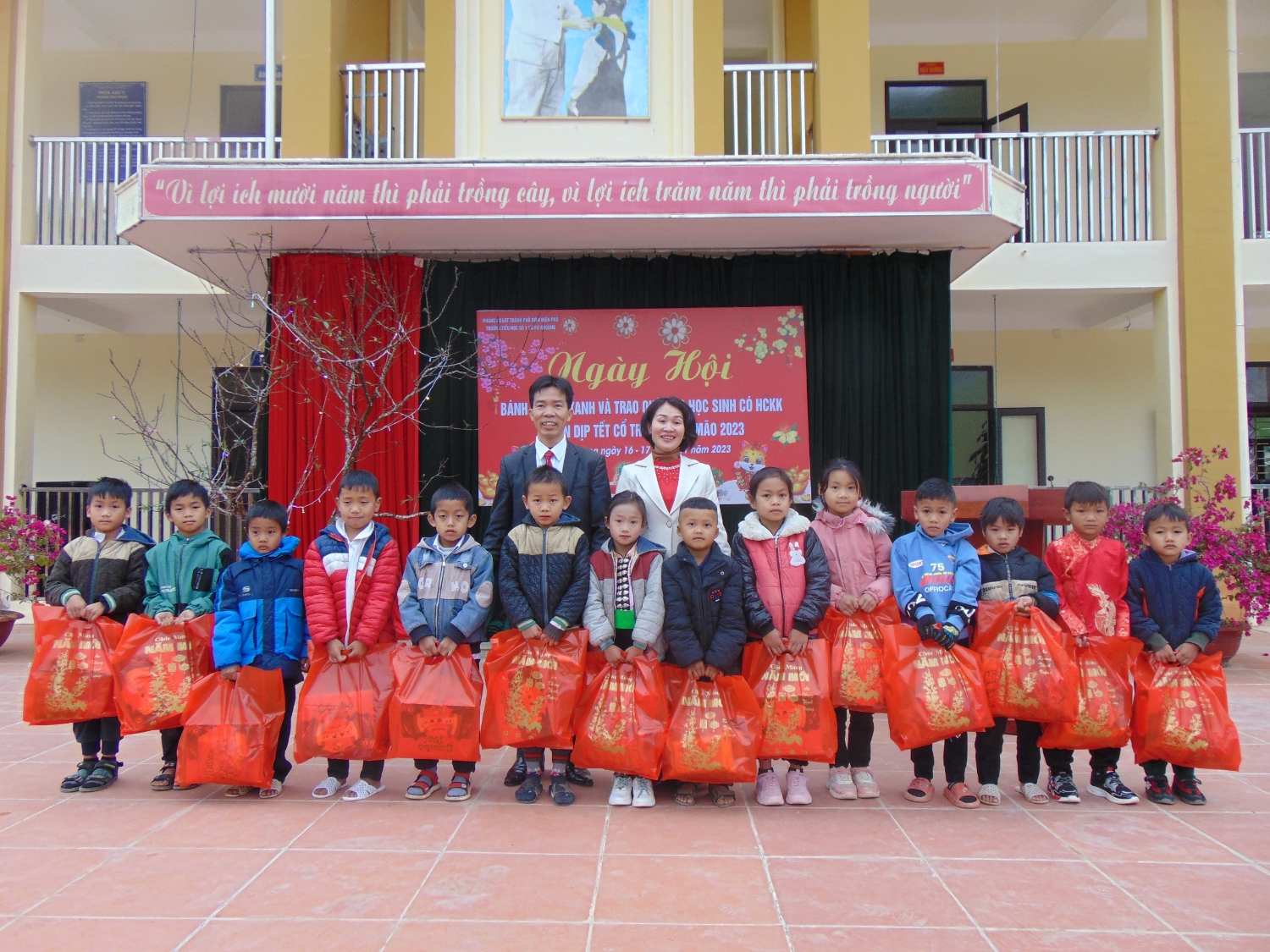 Trao quà tết Nguyên đán 2023