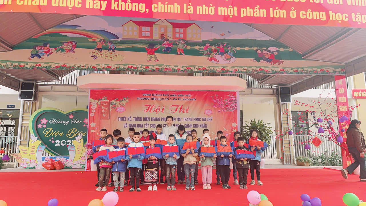 Hội thi Thiết kế, trình diễn thời trang tái chế  và trao quà tết cho học sinh có hoàn cảnh khó khăn dịp tết cổ truyền Ất Tỵ 2025