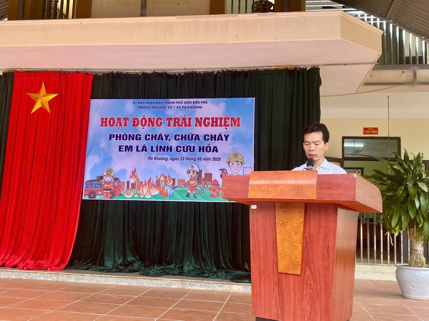 Hoạt động trải nghiệm Em tập làm lính cứu hoả