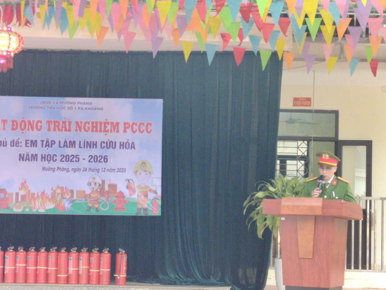 TRƯỜNG TH SỐ 1 PÁ KHOANG TỔ CHỨC HOẠT ĐỘNG TRẢI NGHIỆM: “EM TẬP LÀM LÍNH CỨU HOẢ”